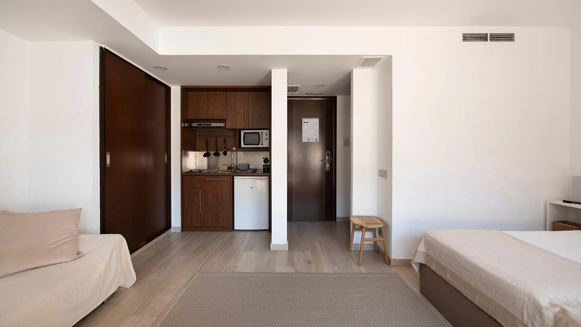 ApartHotel Centric Castelldefels 0*,  Spanien